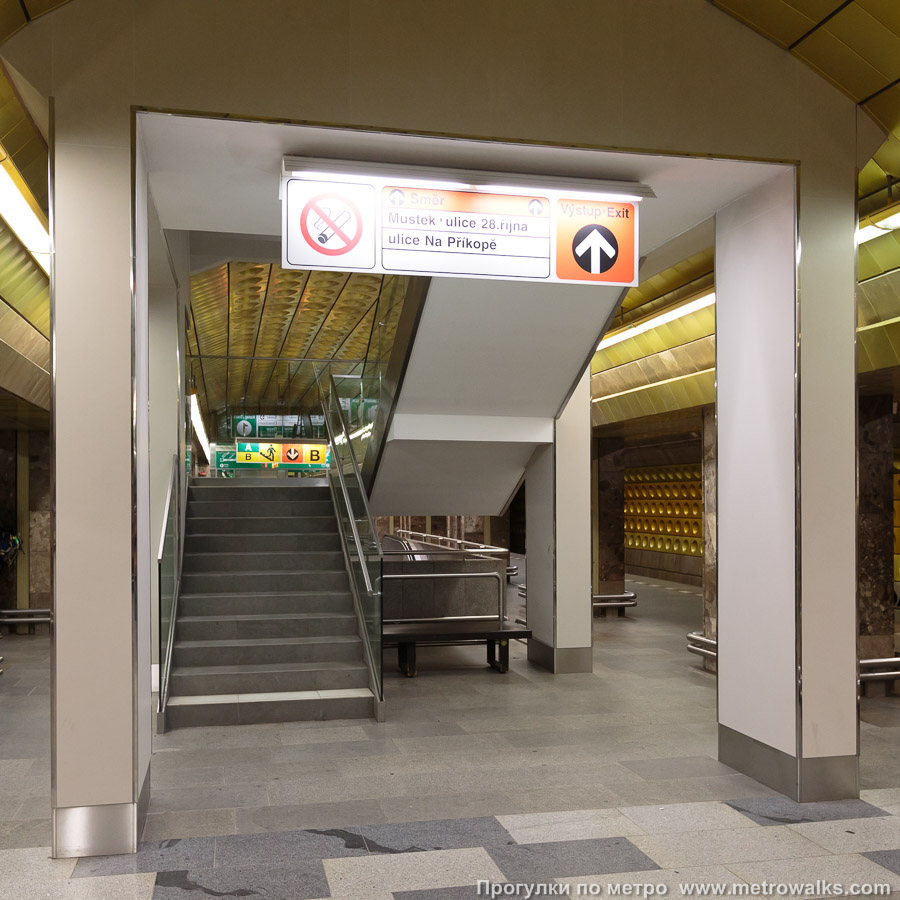 Станция Můstek [Му́стэк] (линия A, Прага). При реконструкции станции был построен дополнительный выход в город — многопролётная пешеходная лестница сквозь свод центрального зала станции.