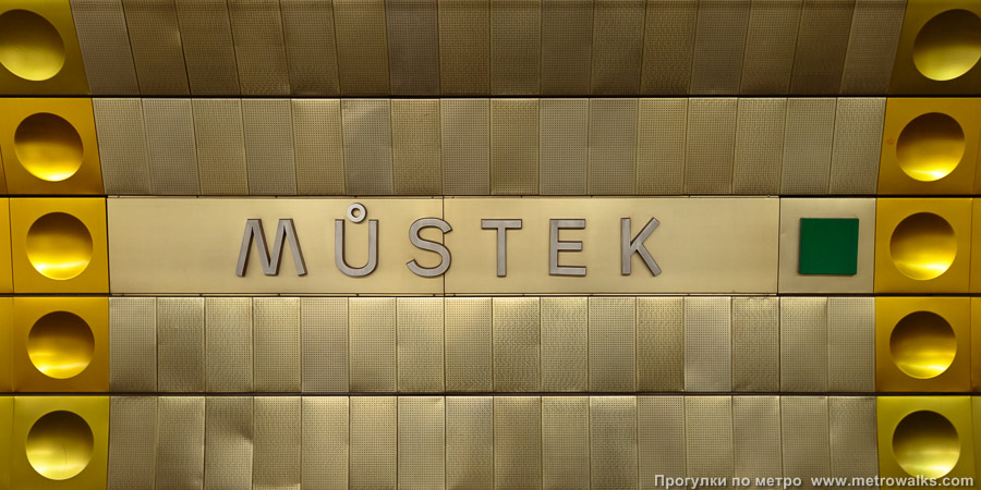 Станция Můstek [Му́стэк] (линия A, Прага). Название станции на путевой стене крупным планом.