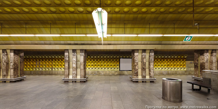 Станция Můstek [Му́стэк] (линия A, Прага). Поперечный вид, проходы между колоннами из центрального зала на платформу.