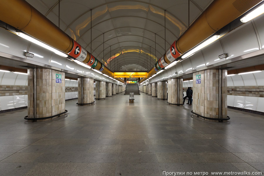 Станция Můstek [Му́стэк] (линия B, Прага). Продольный вид центрального зала.