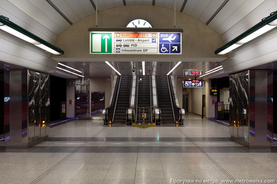 Станция Nádraží Veleslavín [На́дражи Велеслави́н] (линия A, Прага). Выход в город, эскалаторы начинаются прямо с уровня платформы.