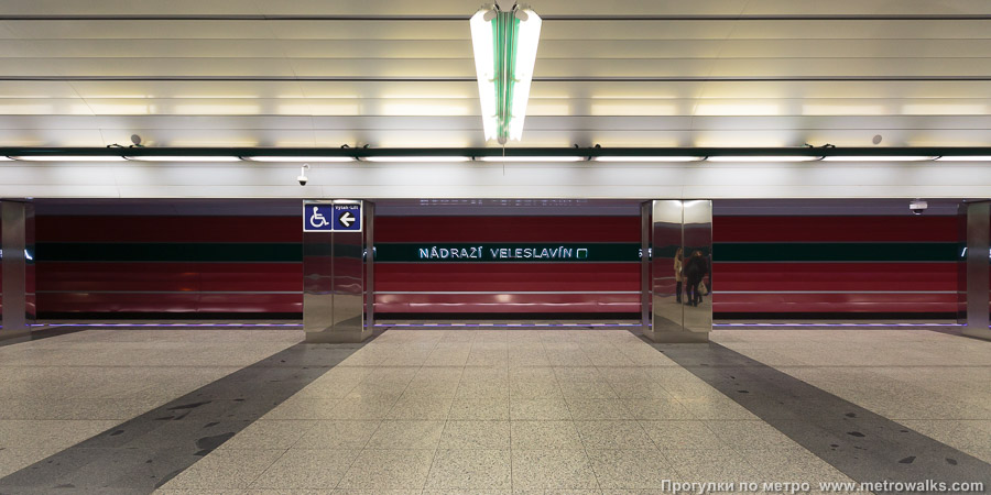 Станция Nádraží Veleslavín [На́дражи Велеслави́н] (линия A, Прага). Поперечный вид, проходы между колоннами из центрального зала на платформу.