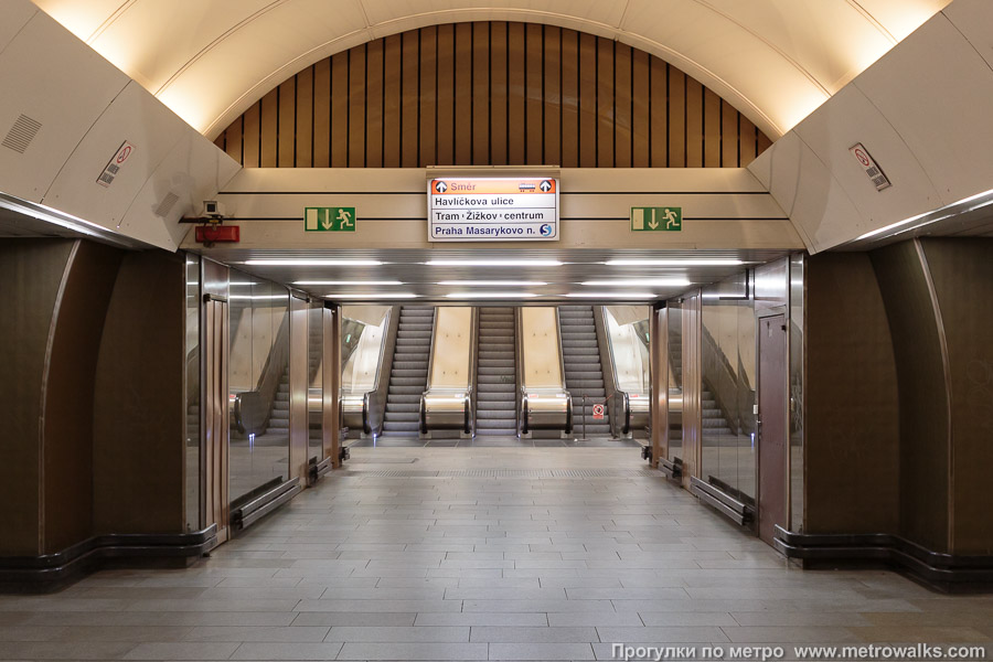 Станция Náměstí Republiky [На́мести Репу́блики] (линия B, Прага). Выход в город, эскалаторы начинаются прямо с уровня платформы.