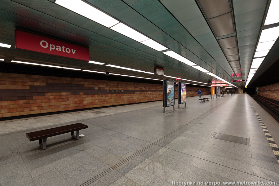 Станция Opatov [Опа́тов] (линия C, Прага). Вид по диагонали.