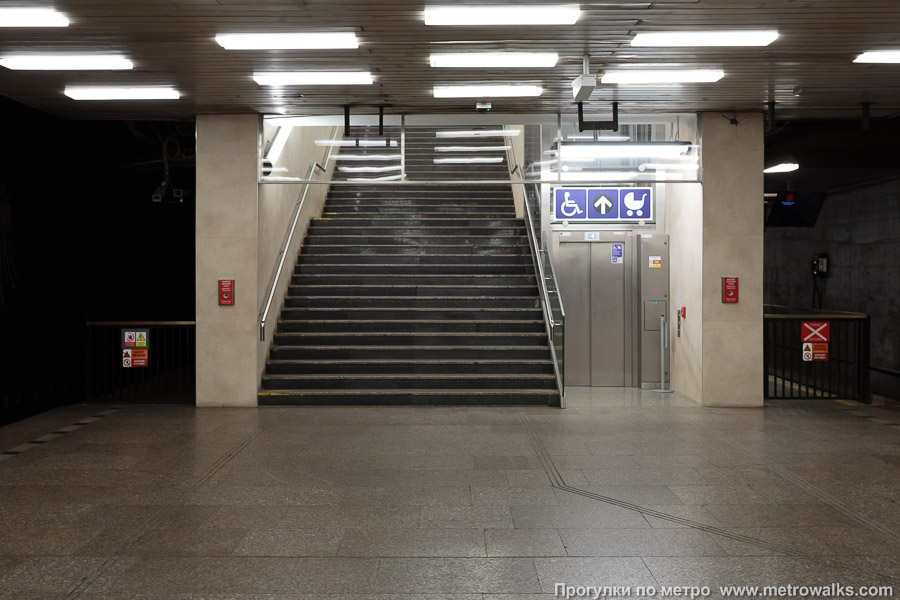 Станция Roztyly [Ро́зтылы] (линия C, Прага). Выход в город осуществляется по лестнице.