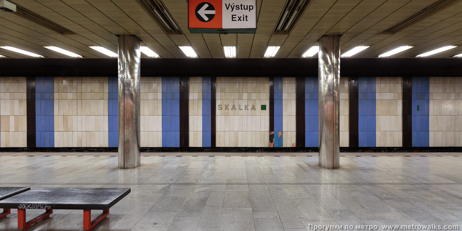 Станция Skalka [Ска́лка] (линия A, Прага). Поперечный вид, проходы между колоннами из центрального зала на платформу.