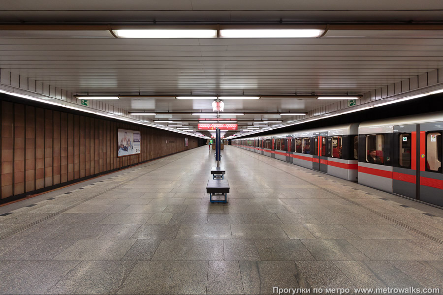 Станция Vltavská [Влта́вска] (линия C, Прага). Общий вид по оси станции от глухого торца в сторону выхода. Для разнообразия — с поездом.