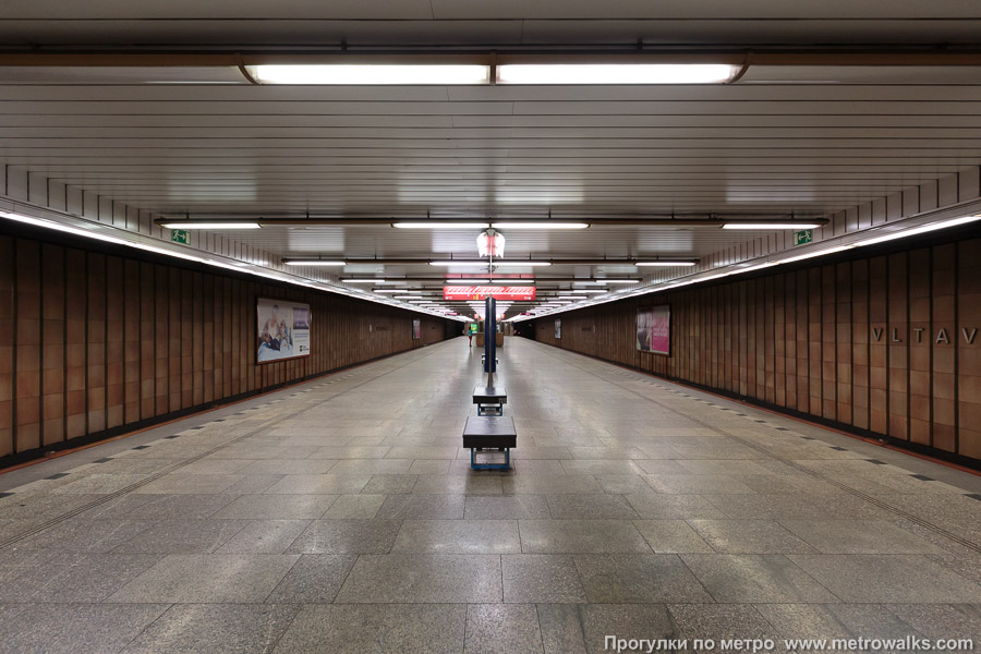Станция Vltavská [Влта́вска] (линия C, Прага). Общий вид по оси станции от глухого торца в сторону выхода.