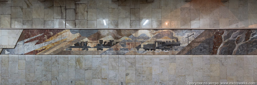 Станция Безымянка (Самара). Декоративное оформление путевой стены крупным планом. Панно с паровозом.