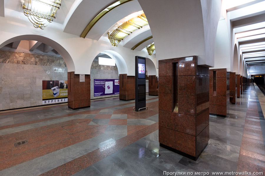 Станция Московская (Самара). Вид с края платформы по диагонали на противоположную сторону сквозь центральный зал.