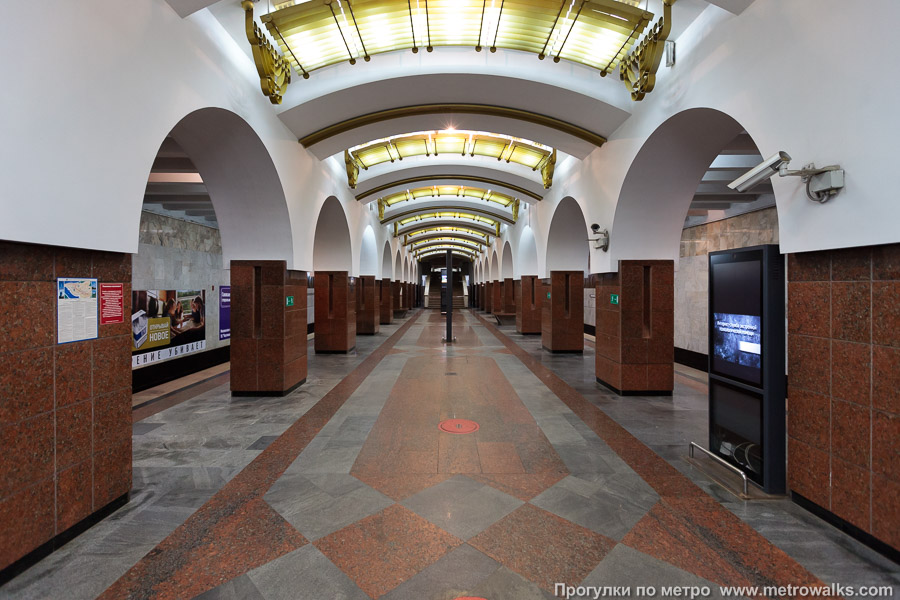 Станция Московская (Самара). Центральный зал станции, вид вдоль от входа в сторону глухого торца.