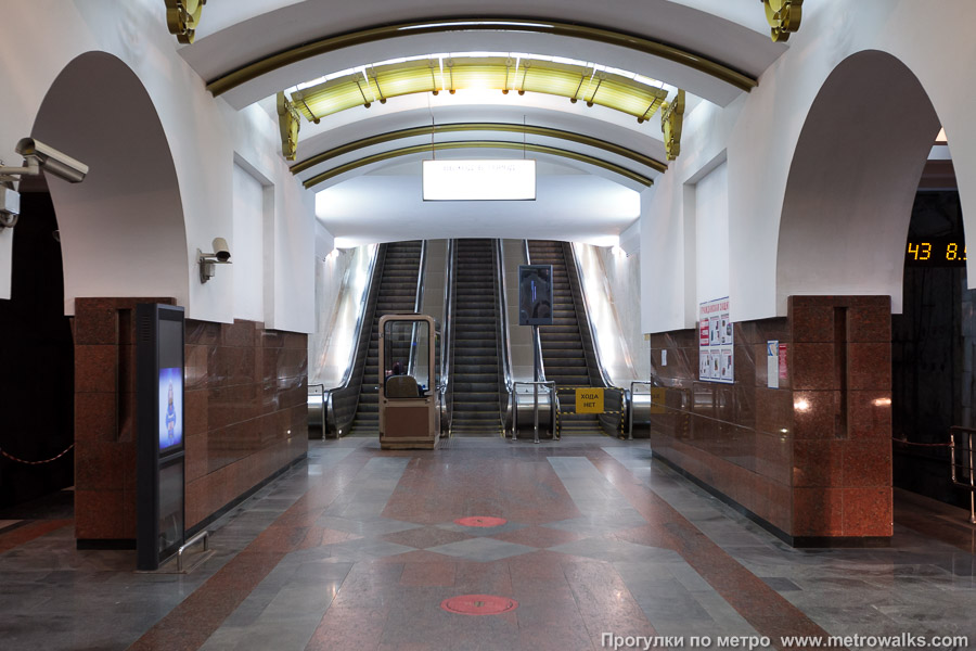 Станция Московская (Самара). Выход в город, эскалаторы начинаются прямо с уровня платформы.