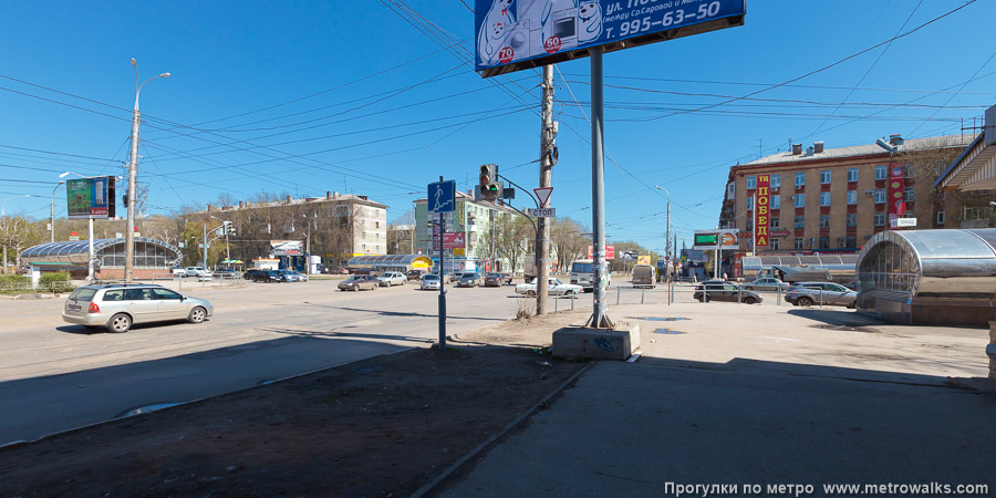 Станция Победа (Самара). Общий вид окрестностей станции. Входы расположены по всем четырём углам перекрёстка.