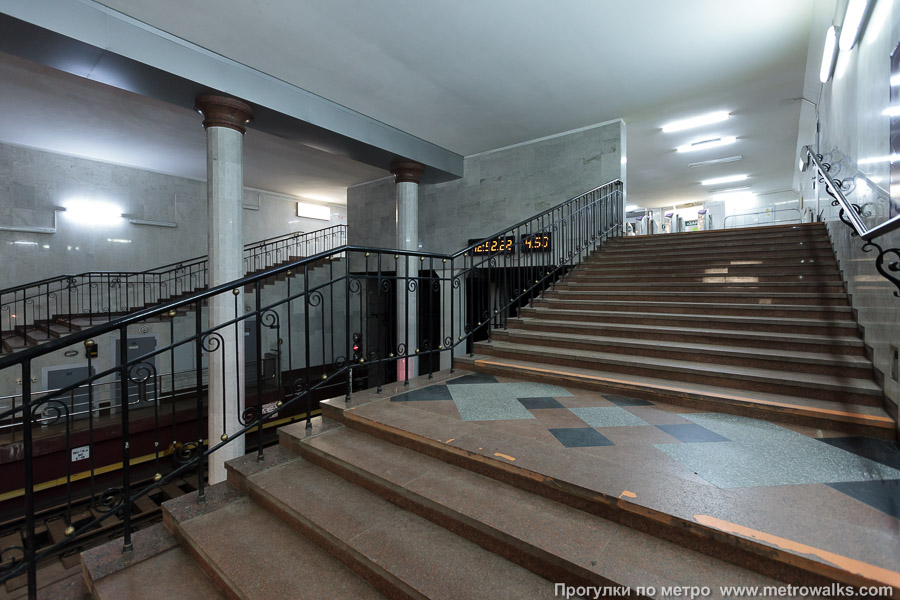 Станция Российская (Самара). Выход в город осуществляется по лестнице.