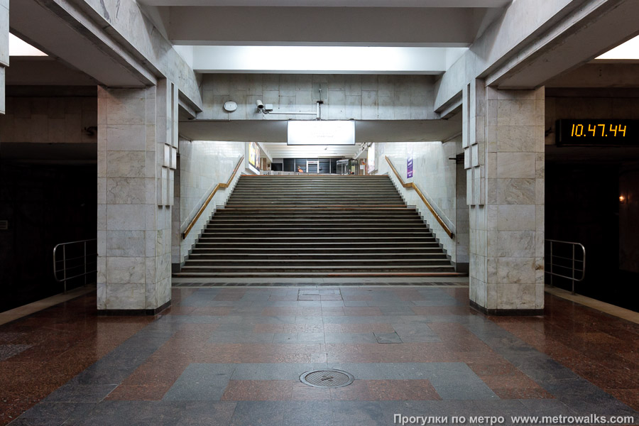 Станция Советская (Самара). Выход в город осуществляется по лестнице.