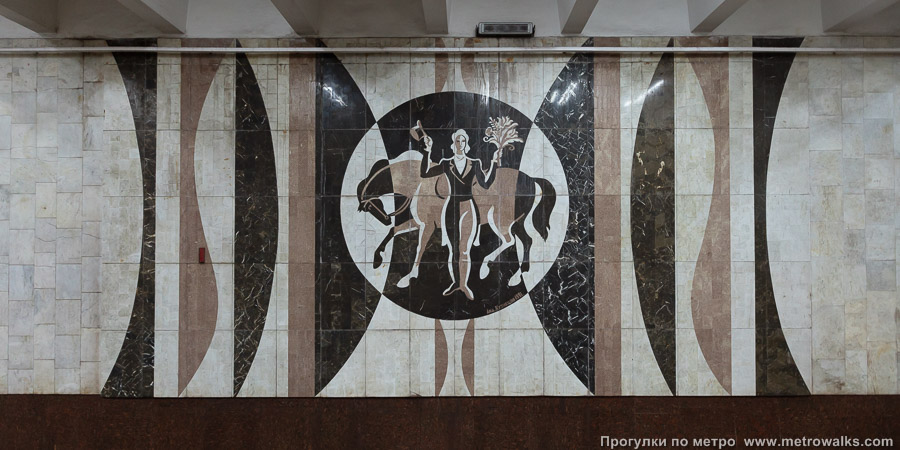 Станция Спортивная (Самара). Путевая стена украшена круглыми мраморными флорентийскими мозаиками, посвящёнными различным видам спорта.