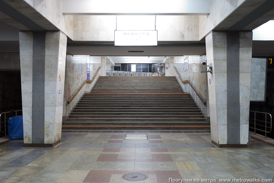 Станция Спортивная (Самара). Выход в город осуществляется по лестнице.