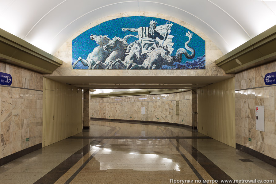 Станция Адмиралтейская (Фрунзенско-Приморская линия, Санкт-Петербург). Посередине переходного коридора над гермозатвором — мозаика «Нептун».