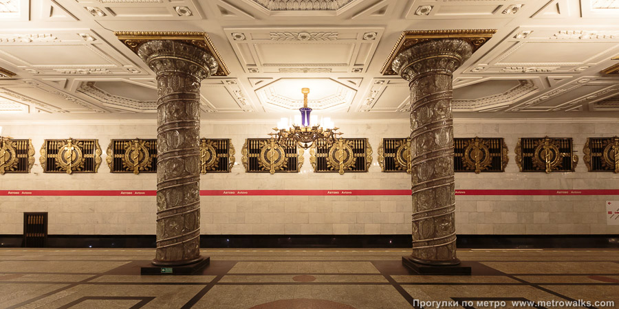 Станция Автово (Кировско-Выборгская линия, Санкт-Петербург). Поперечный вид, проходы между колоннами из центрального зала на платформу. Хрустальные колонны в центральной части станции.