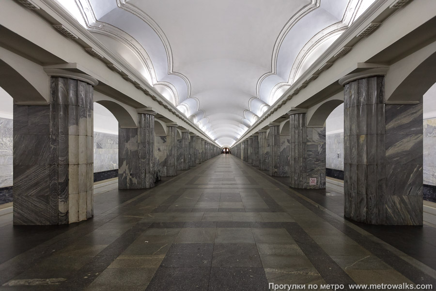 Станция Балтийская (Кировско-Выборгская линия, Санкт-Петербург). Центральный зал станции, вид вдоль от глухого торца в сторону выхода.
