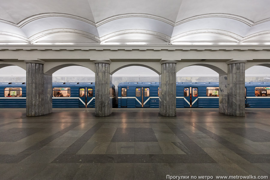 Станция Балтийская (Кировско-Выборгская линия, Санкт-Петербург). Поперечный вид, проходы между колоннами из центрального зала на платформу. Для оживления картинки — с поездом.