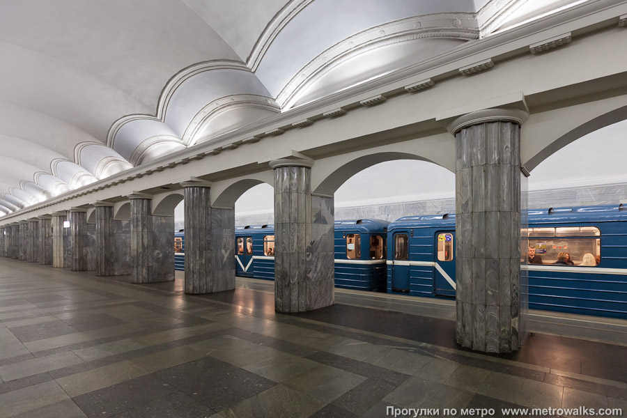 Станция Балтийская (Кировско-Выборгская линия, Санкт-Петербург). Вид по диагонали. Для оживления картинки — с поездом.