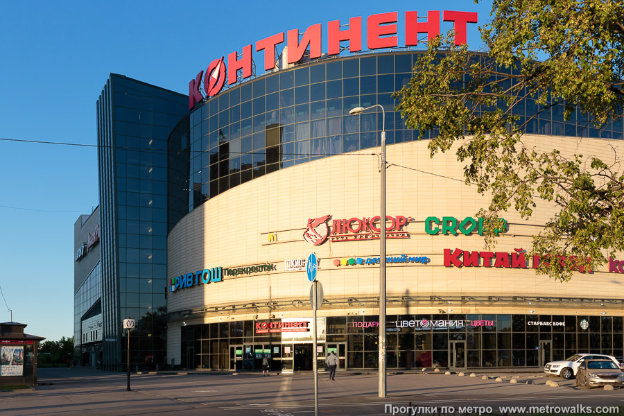 Станция Бухарестская (Фрунзенско-Приморская линия, Санкт-Петербург). Наземный вестибюль станции встроен в торгово-развлекательный комплекс «Континент». Вход и выход из метро находятся слева, в дальней от перекрёстка части здания.