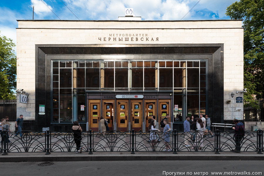 Станция Чернышевская (Кировско-Выборгская линия, Санкт-Петербург). Наземный вестибюль станции.