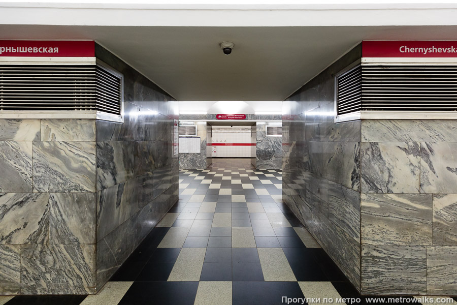 Станция Чернышевская (Кировско-Выборгская линия, Санкт-Петербург). Сквозной вид с края платформы через два прохода между пилонами.