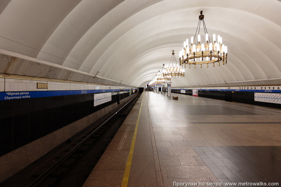 Станция Чёрная речка (Московско-Петроградская линия, Санкт-Петербург). Край платформы, общий вид.