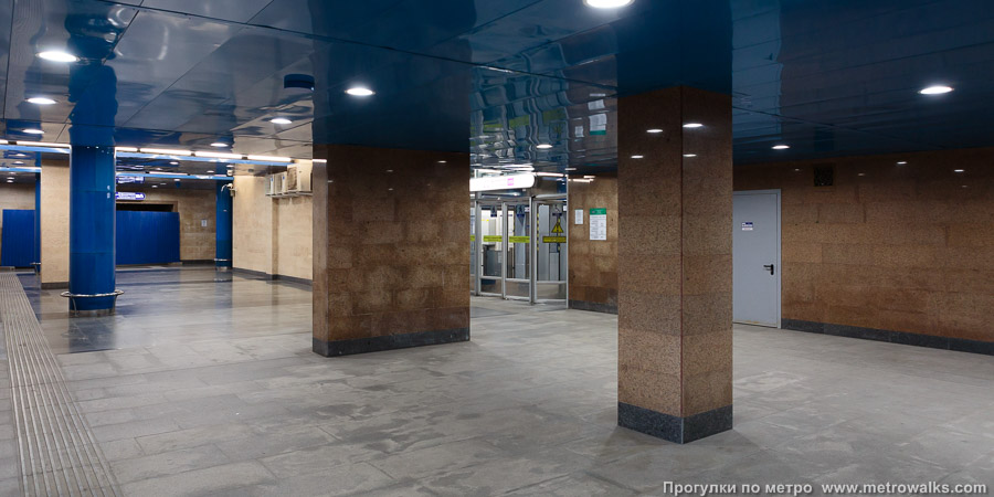 Станция Дунайская (Фрунзенско-Приморская линия, Санкт-Петербург). Аванзал подземного вестибюля — помещение странного вида с несуразной расстановкой колонн разнообразной формы и цвета.