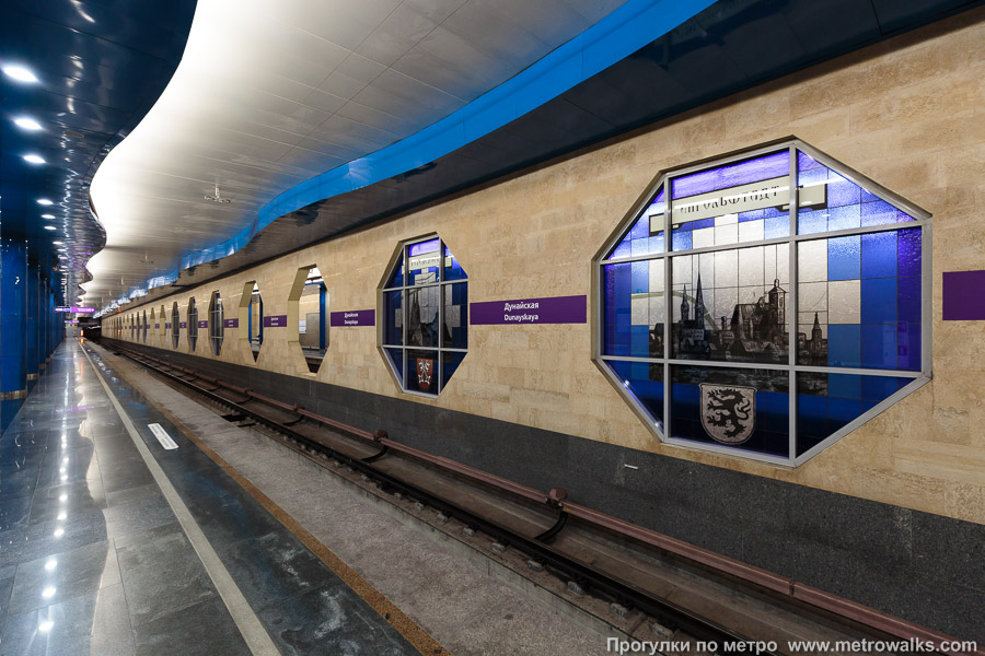 Станция Дунайская (Фрунзенско-Приморская линия, Санкт-Петербург). Вид по диагонали. С края платформы.