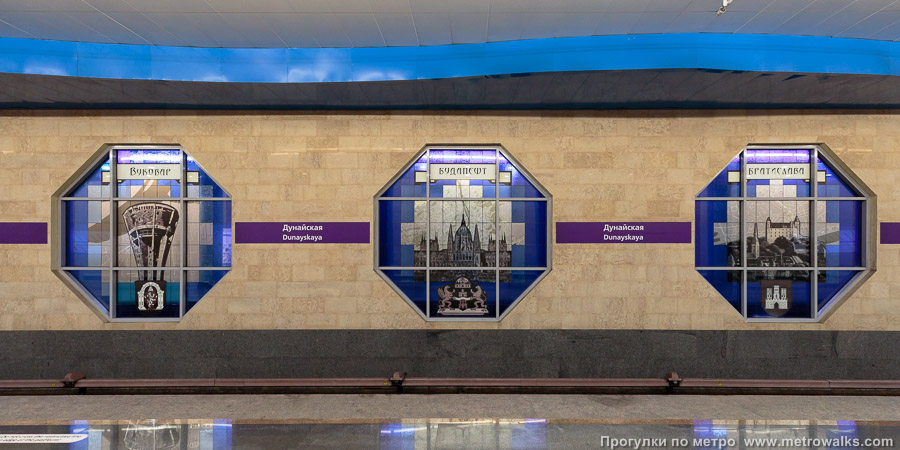 Станция Дунайская (Фрунзенско-Приморская линия, Санкт-Петербург). Путевая стена. В проёмах размещено 13 витражей городов, стоящих вдоль Дуная.
