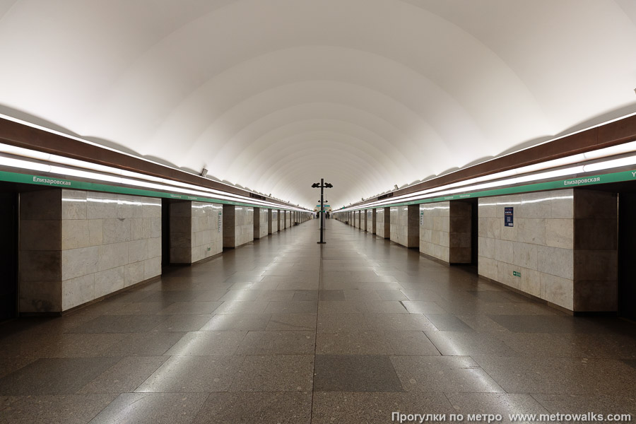 Станция Елизаровская (Невско-Василеостровская линия, Санкт-Петербург). Общий вид по оси станции от глухого торца в сторону выхода. Современный вид по состоянию на 2025 год.