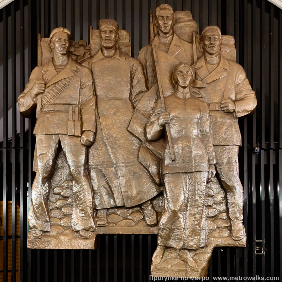 Станция Елизаровская (Невско-Василеостровская линия, Санкт-Петербург). Декоративное оформление глухого торца. Барельеф «Восстание пролетариата» (скульптор — Д. М. Никитин).