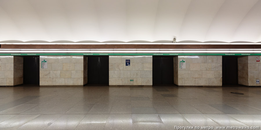 Станция Елизаровская (Невско-Василеостровская линия, Санкт-Петербург). Поперечный вид. Современное фото (2025) с яркими светодиодными светильниками, бьющими прямо в глаза.