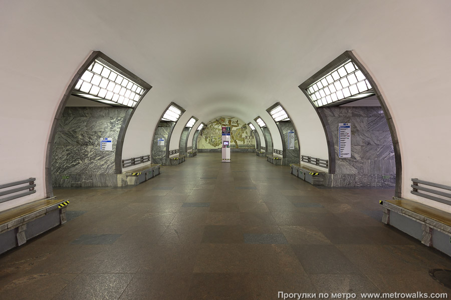 Станция Электросила (Московско-Петроградская линия, Санкт-Петербург). Общий вид по оси станции от входа в сторону глухого торца.