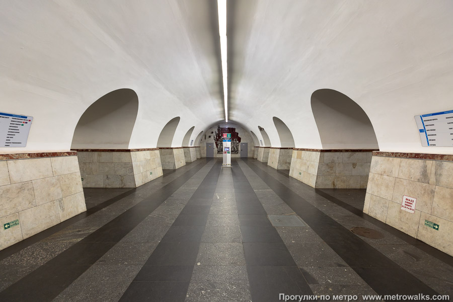 Станция Фрунзенская (Московско-Петроградская линия, Санкт-Петербург). Центральный зал станции, вид вдоль от входа в сторону глухого торца.
