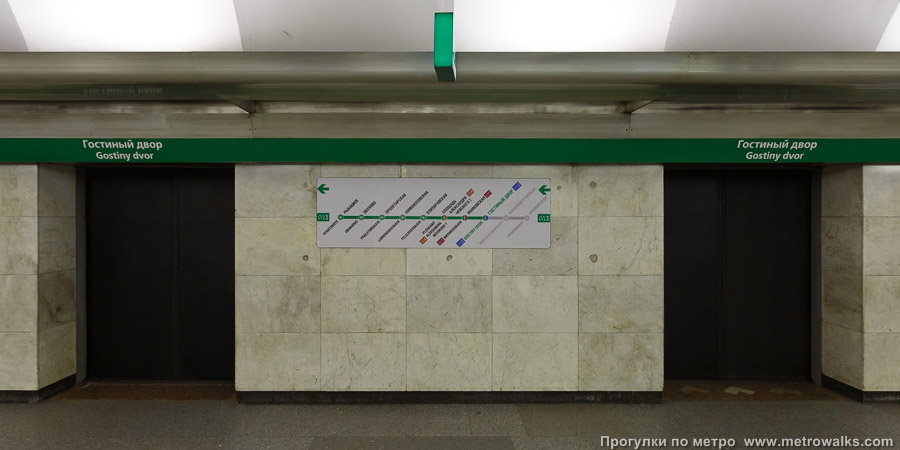 Станция Гостиный Двор (Невско-Василеостровская линия, Санкт-Петербург). Схема линии на станционной стене.