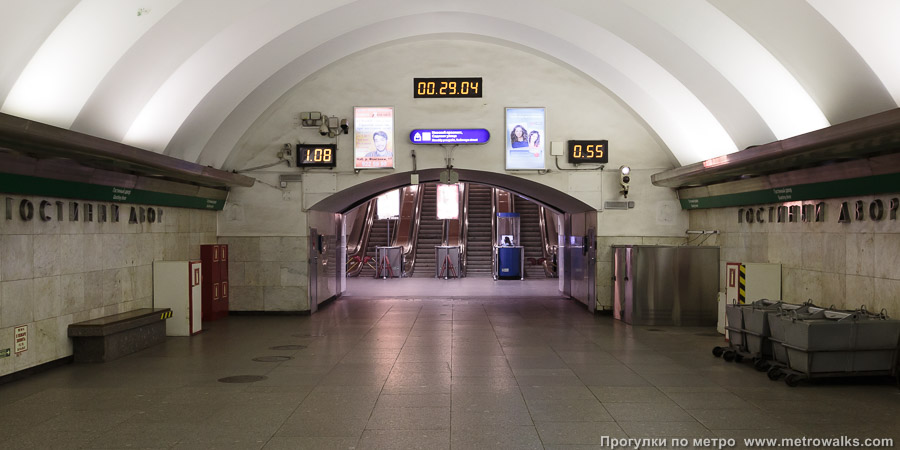 Станция Гостиный Двор (Невско-Василеостровская линия, Санкт-Петербург). Выход в город, эскалаторы начинаются прямо с уровня платформы. Заметно, что эскалаторы установлены не ровно по оси станции, а с небольшим отклонением вправо.
