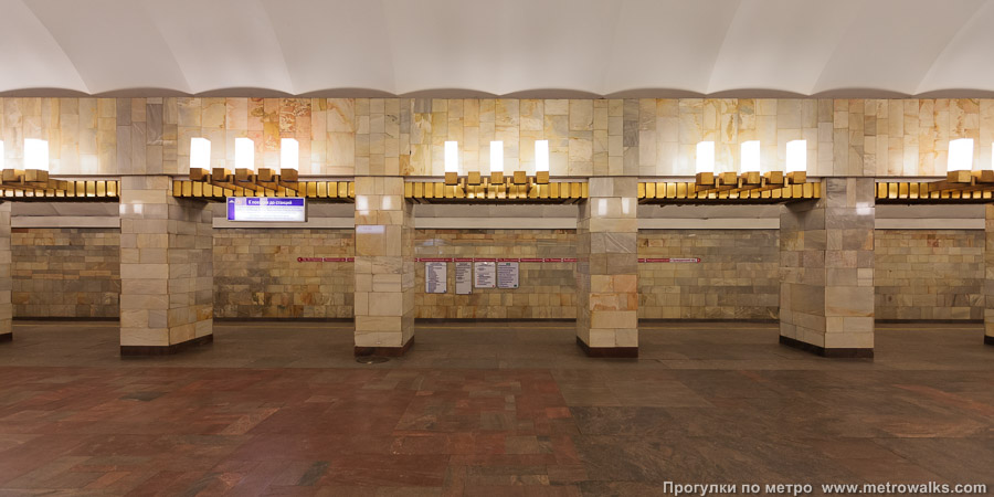 Станция Гражданский проспект (Кировско-Выборгская линия, Санкт-Петербург). Поперечный вид, проходы между колоннами из центрального зала на платформу.
