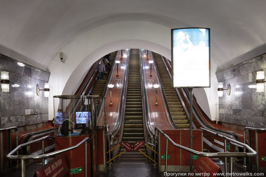 Станция Кировский завод (Кировско-Выборгская линия, Санкт-Петербург). У эскалаторов. На момент фотосъёмки (2025) это были самые старые эскалаторы в Петербурге.