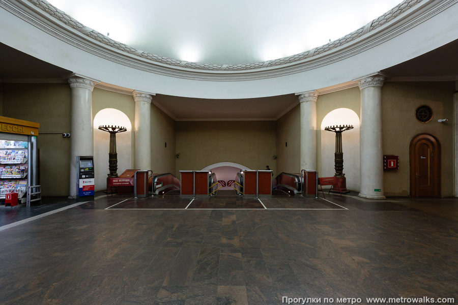 Станция Кировский завод (Кировско-Выборгская линия, Санкт-Петербург). Эскалаторный зал вестибюля. Один из немногих в метро Петербурга, где вход и выход не разделены страшного вида барьером двухметровой высоты. Ощущение простора!