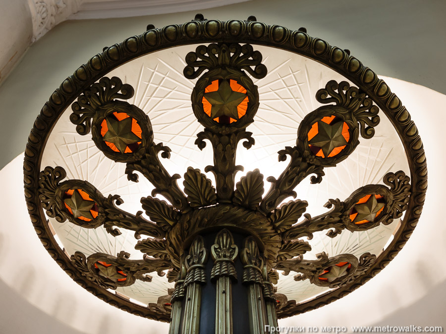 Станция Кировский завод (Кировско-Выборгская линия, Санкт-Петербург). Светильник в эскалаторном зале крупным планом.