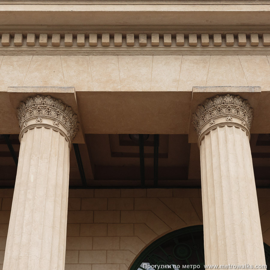 Станция Кировский завод (Кировско-Выборгская линия, Санкт-Петербург). Архитектурное оформление вестибюля. Капители колонн.