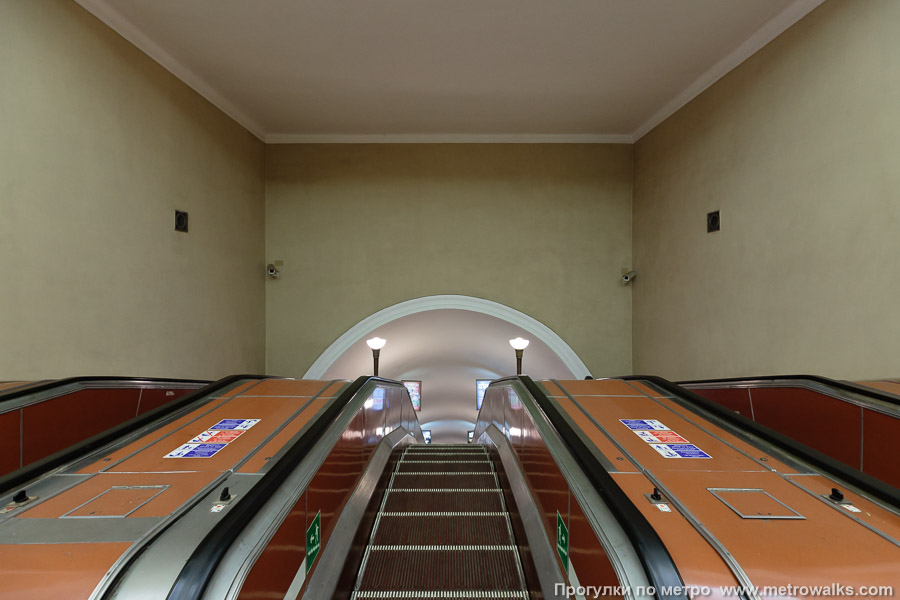 Станция Кировский завод (Кировско-Выборгская линия, Санкт-Петербург). Эскалаторы в вестибюле. Пустое пространство как-будто бы зарезервировано для большого панно с чьим-то торжественным портретом, но нет, эпоха ушла.