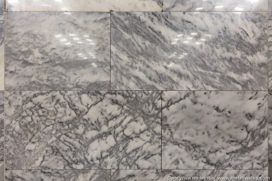 Станция Кировский завод (Кировско-Выборгская линия, Санкт-Петербург). Фрагмент облицовки колонны крупным планом.