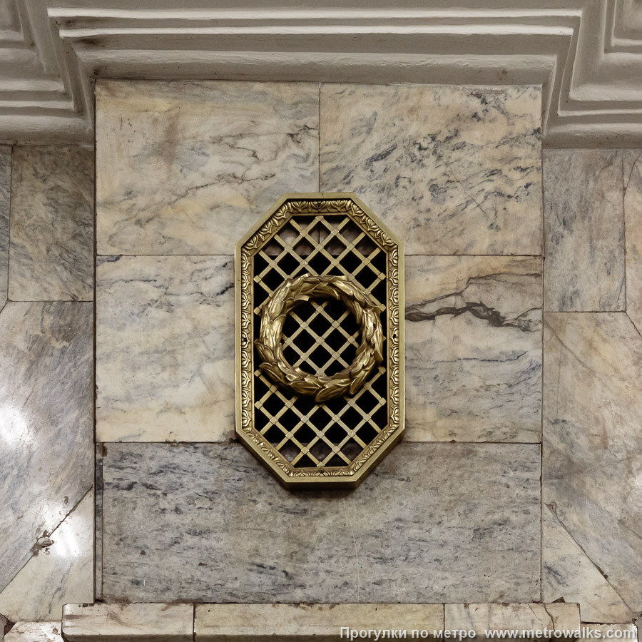 Станция Кировский завод (Кировско-Выборгская линия, Санкт-Петербург). Декоративное оформление колонн крупным планом. Необычно расположение декоративных вентиляционных решёток: в капителях колонн с обратной стороны.