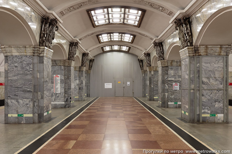 Станция Кировский завод (Кировско-Выборгская линия, Санкт-Петербург). Противоположная от входа часть станции. Историческое фото (2025), когда торец станции был закрыт для строительства пересадки на станцию Путиловскую Красносельско-Калининской линии.