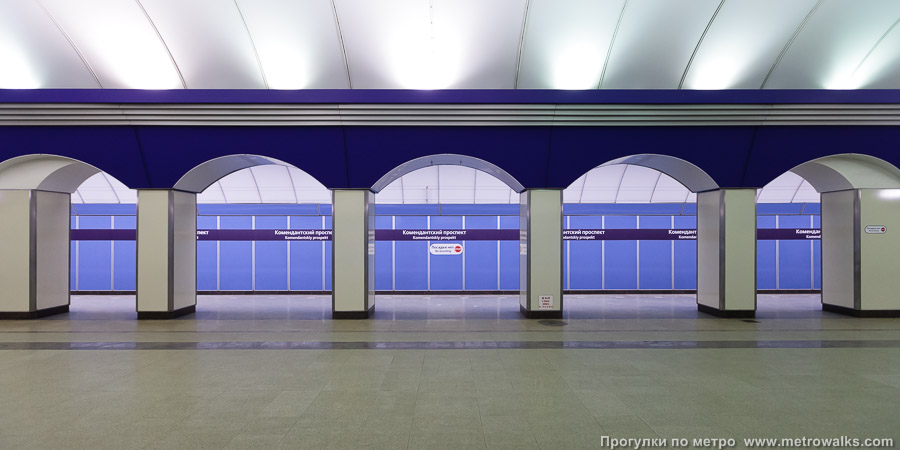 Станция Комендантский проспект (Фрунзенско-Приморская линия, Санкт-Петербург). Поперечный вид, проходы между колоннами из центрального зала на платформу.